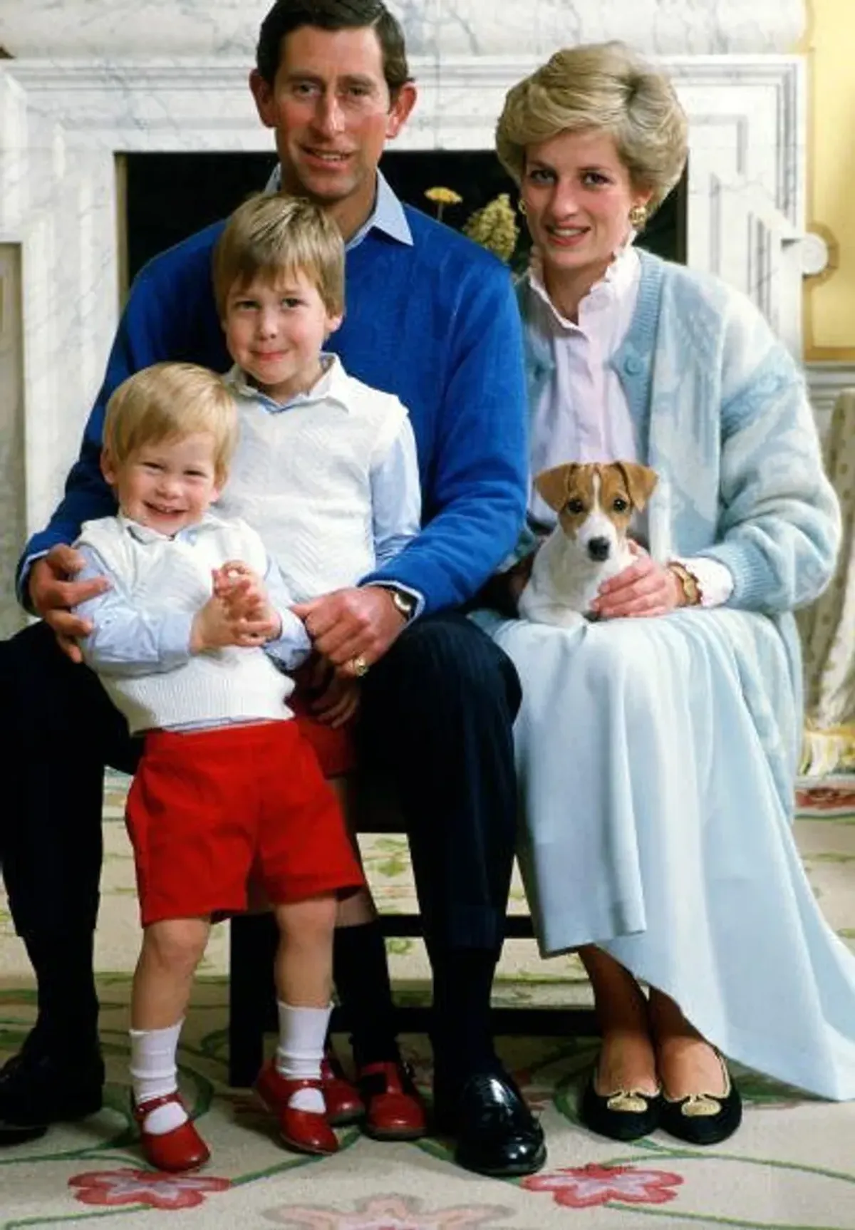 Prinz Charles und Prinzessin Diana zu Hause im Kensington Palace mit ihren Söhnen Prinz William und Prinz Harry. | Quelle: Getty Images