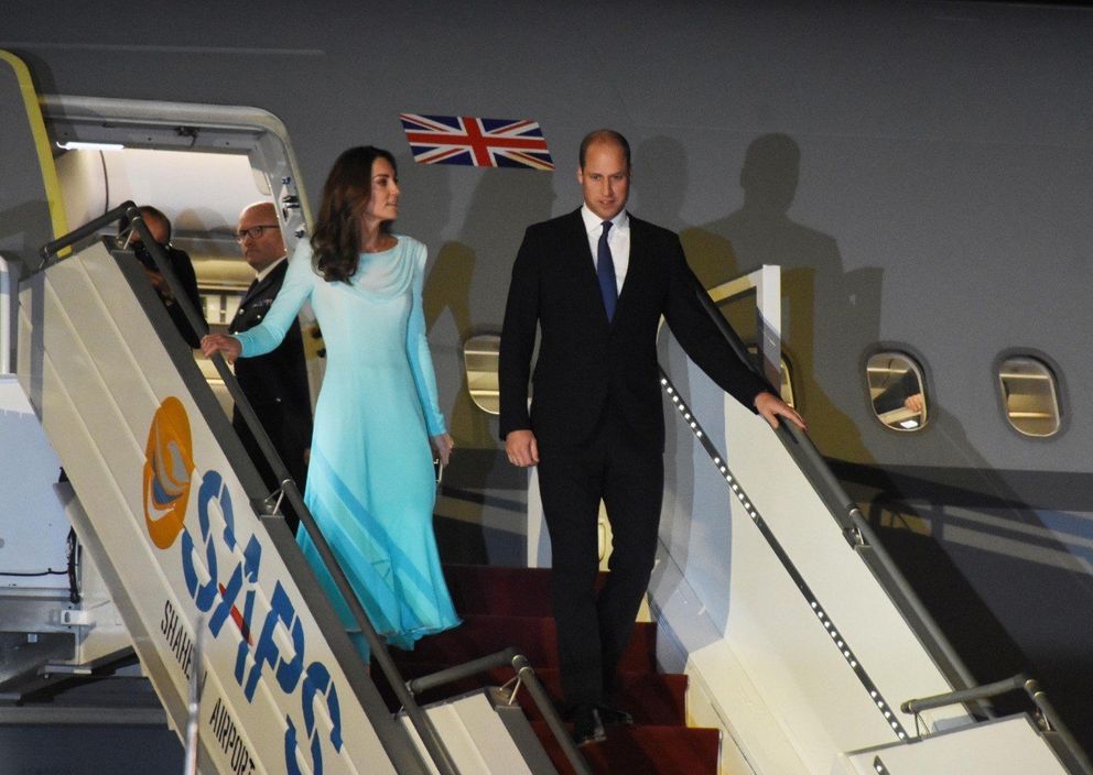 Le prince William et son épouse Kate Middleton à la base aérienne de Nur Khan à Rawalpindi, au Pakistan, le 14 octobre 2019. | Source : Getty Images