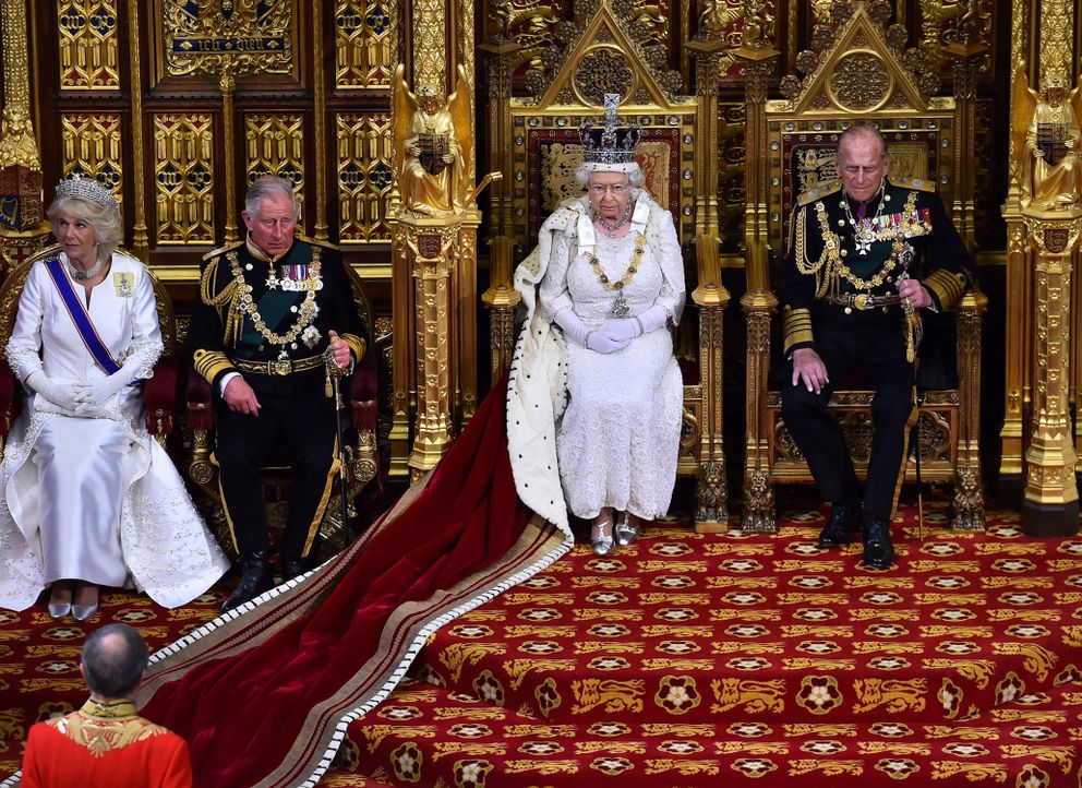 La reine Elizabeth II dans la Chambre des lords aux côtés du prince Philip, du roi Charles lll et de la reine consort Camilla Parker-Bowles lors de l'ouverture officielle du Parlement au palais de Westminster, le 27 mai 2015 à Londres, en Angleterre. | Source : Getty Images
