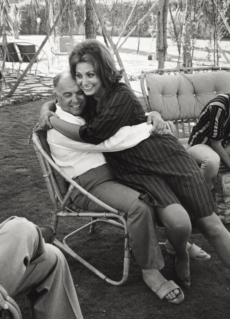 Carlo Ponti Sr. y Sophia Loren abrazados en un jardín, en 1962. | Foto: Pierluigi Praturlon/Reporters Associati & Archivi/Mondadori Portfolio/Getty Images