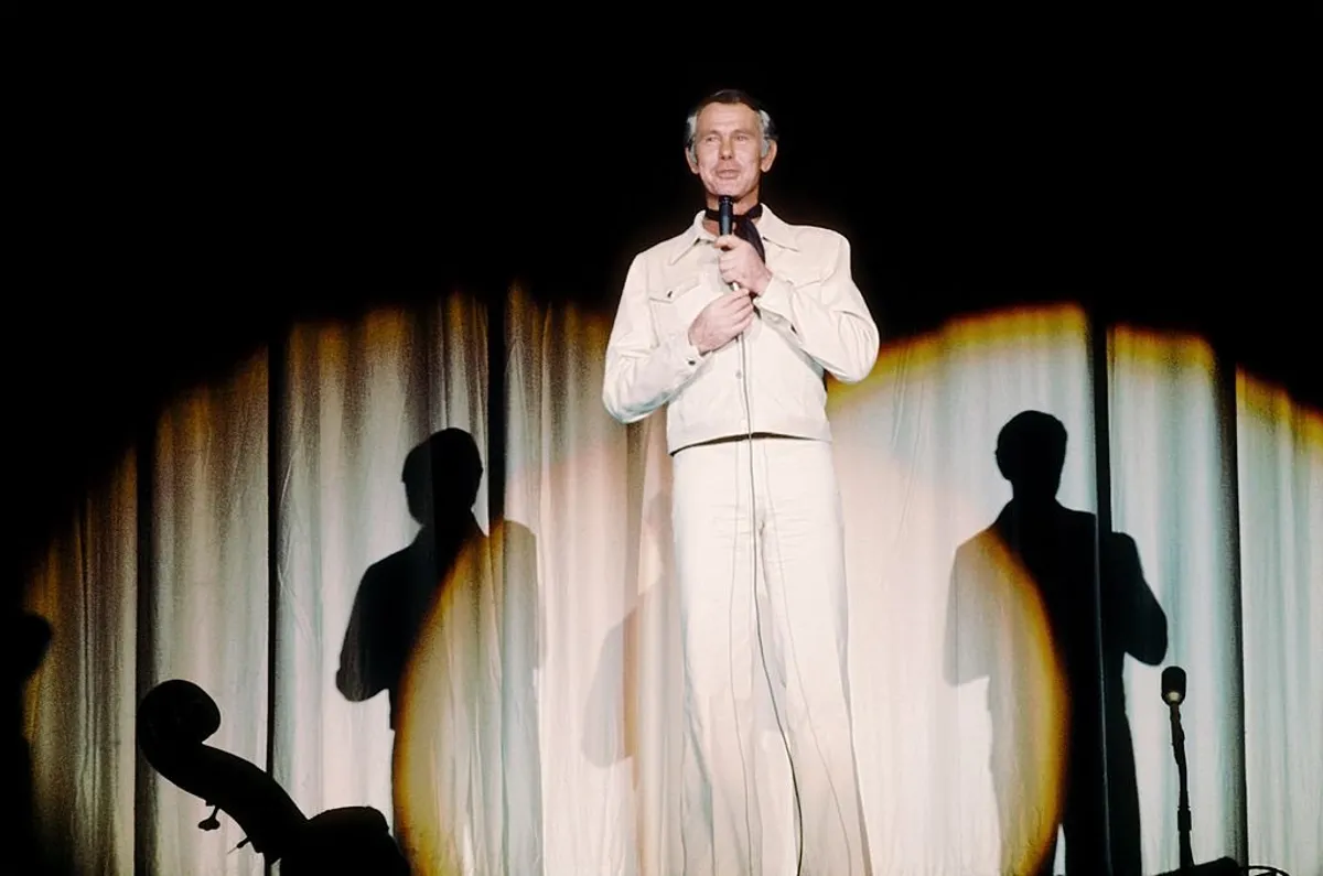 Host of the Tonight Show Johnny Carson performs at the Sahara Hotel in Las Vegas circa 1973. | Photo: Getty Images