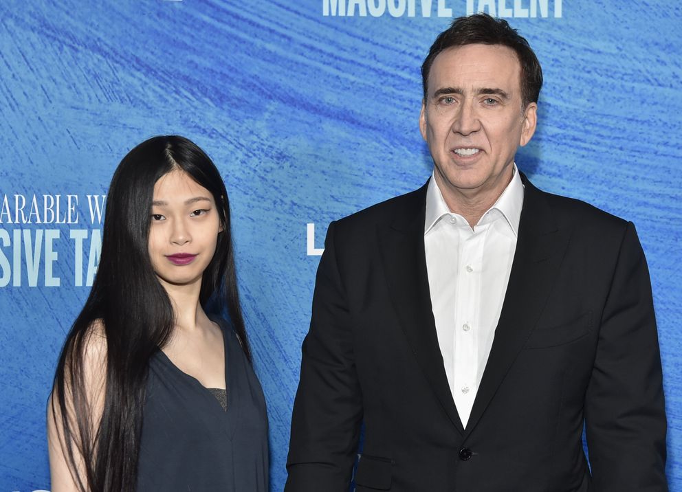 Riko Shibata yNicolas Cage asisten a la proyección de "The Unbearable Weight of Massive Talent", el 18 de abril de 2022 en Los Ángeles. | Foto: Getty Images