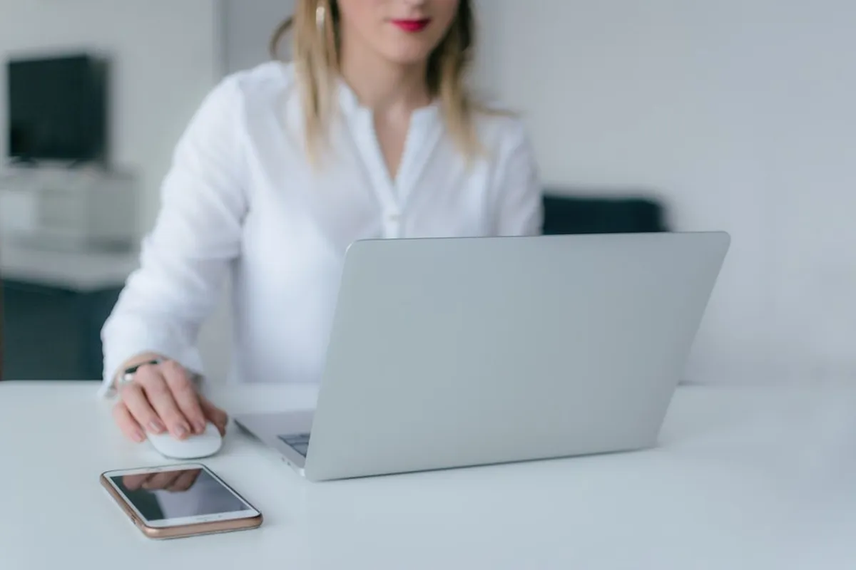 Rita a diffusé la musique de Josh sur les médias sociaux | Source : Unsplash