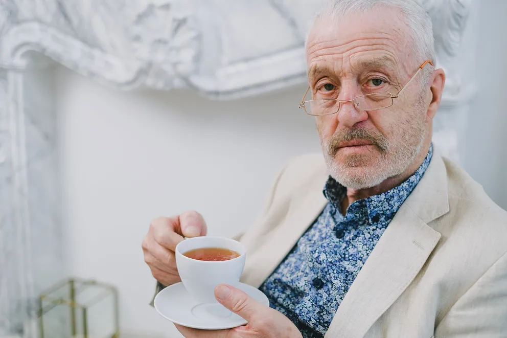 Hombre tomando té. | Foto: Pexels