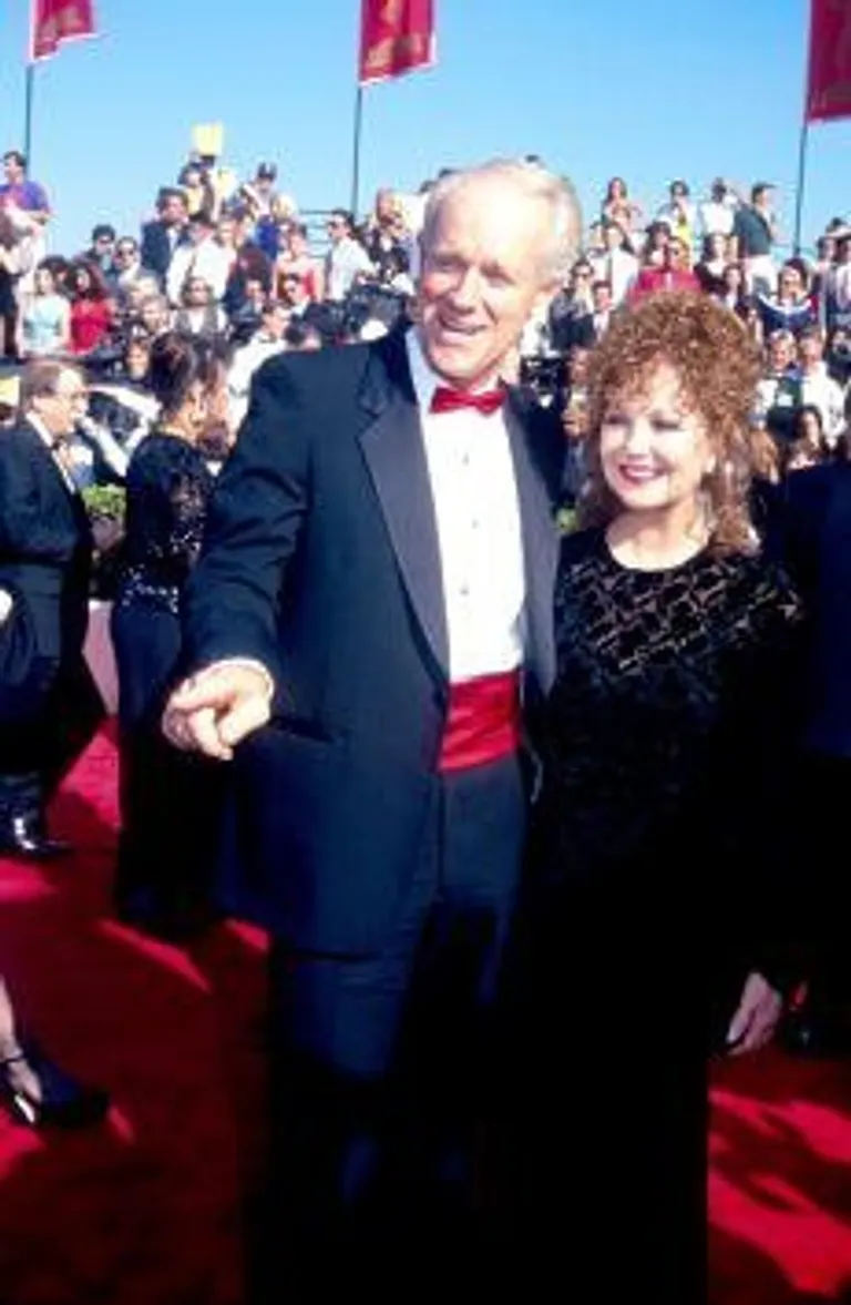 Mike Farrell et Shelley Fabares assistent aux Emmy Awards le 20 septembre 1993. | Photo : Getty Images