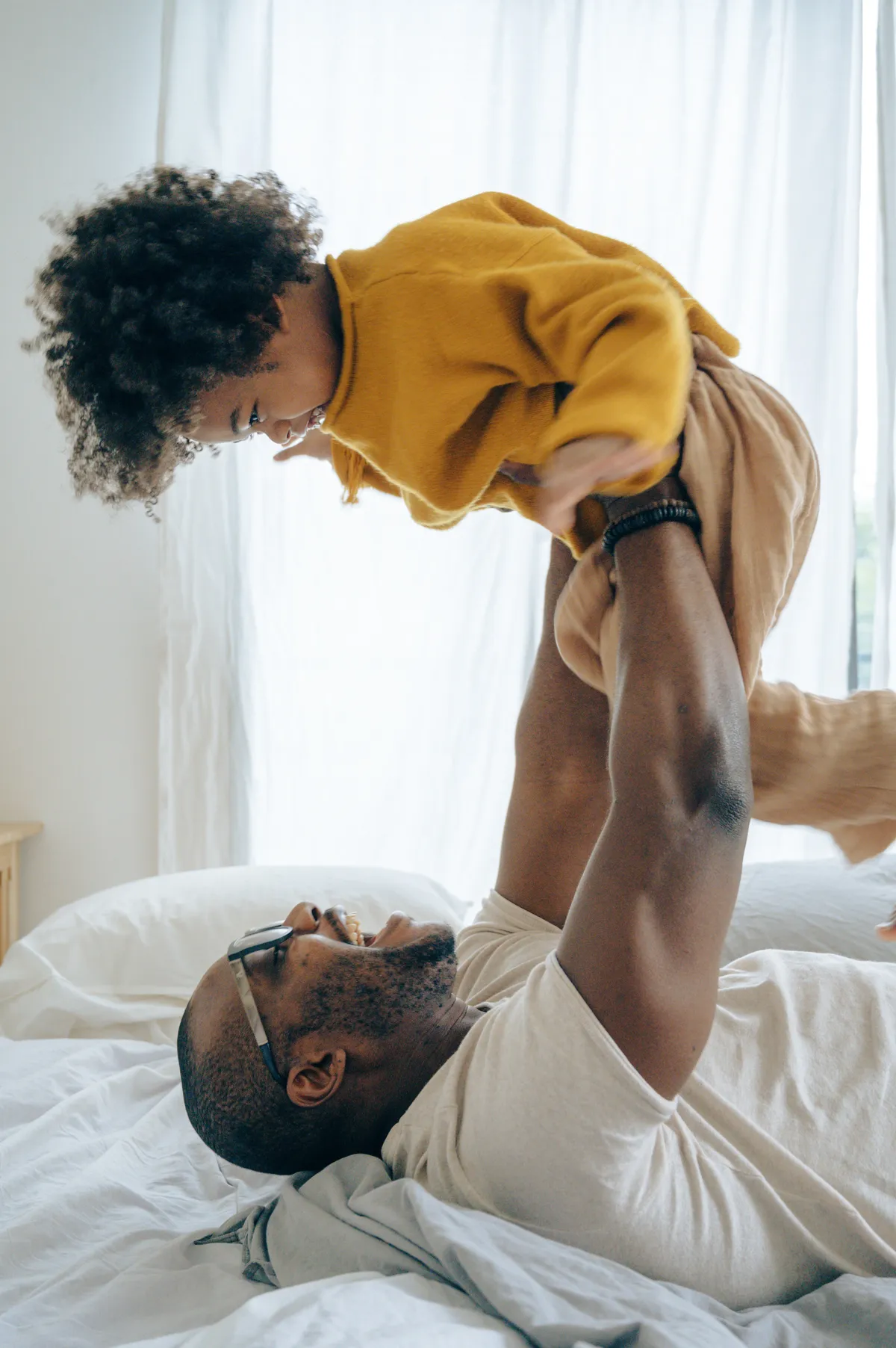 Un père jouant avec sa fille. | Photo : Unsplash