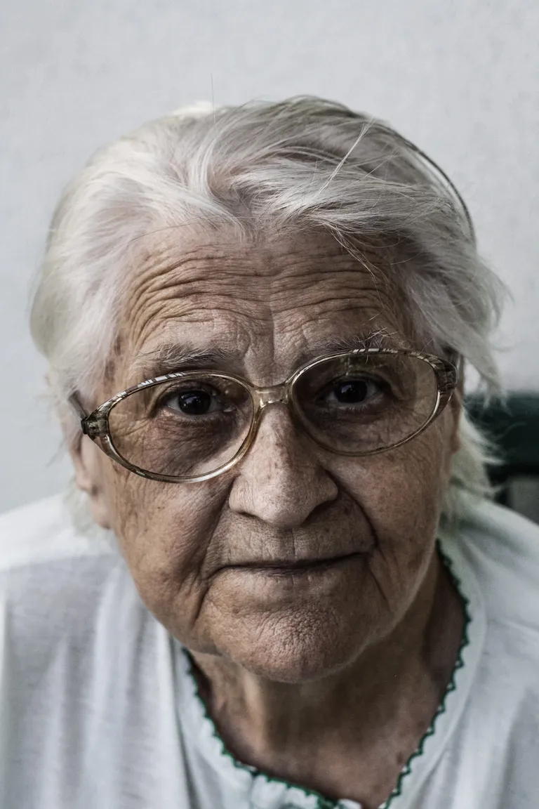 Fotografía de una anciana con anteojos. | Foto: Unsplash