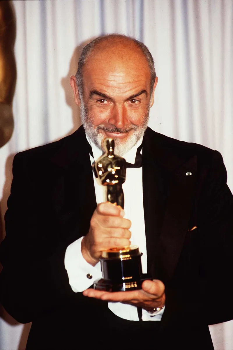 L'acteur vétéran Sean Connery, premier acteur à incarner James Bond, a remporté le prix du meilleur second rôle lors de la 60e cérémonie annuelle des Oscars en 1988. | Photo : Getty Images