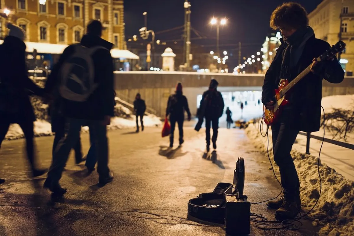 Il jouait dans la rue pour de l'argent | Source : Unsplash
