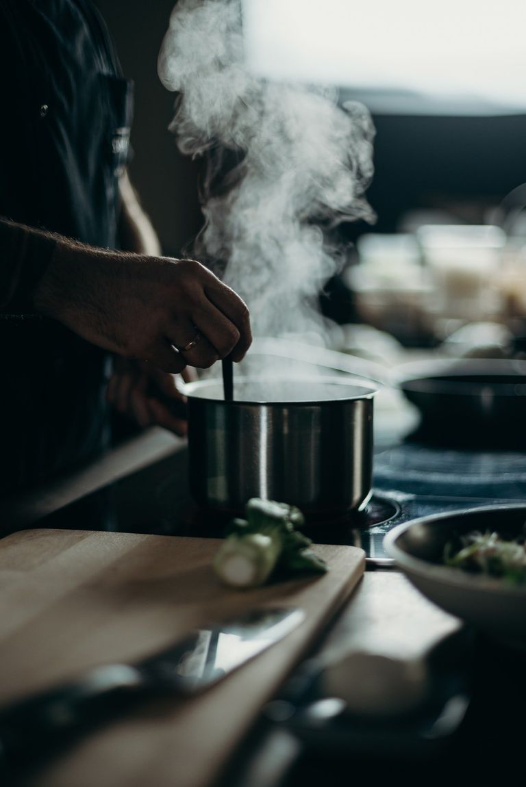 Una persona preparando comida en una olla. | Foto: Pexels