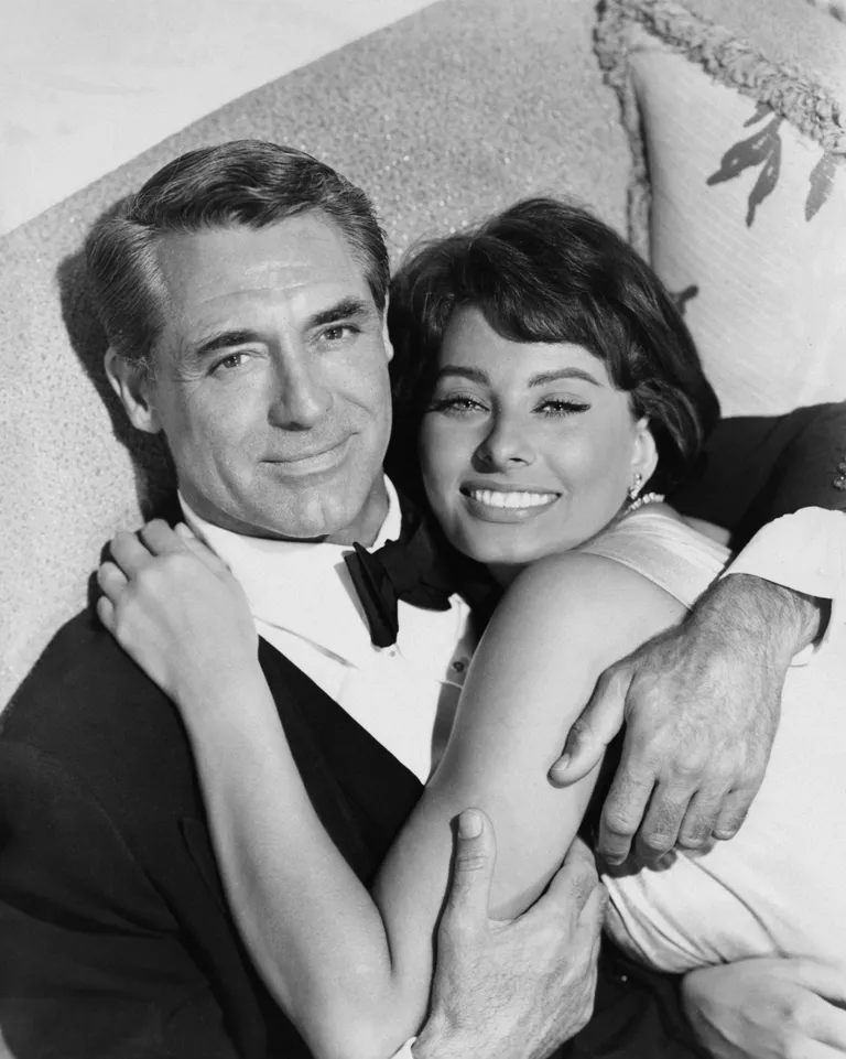 L'acteur anglo-américain Cary Grant avec l'actrice italienne Sophia Loren, sa co-star dans le film "Houseboat", 1958. | Photo : Getty Images