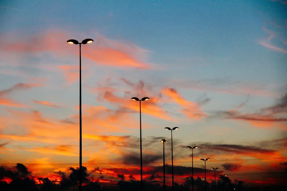 Faroles de la calle en la puesta del sol. | Foto: Pexels