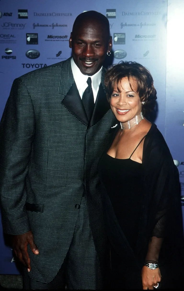 Michael Jordan y su esposa Juanita Vanoy el 14 de abril de 2000 en Nueva York. | Foto: Getty Images