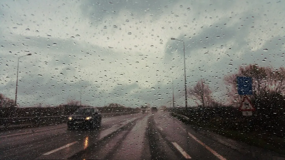 Automóviles transitando por una carretera bajo la lluvia. | Foto: Unsplash