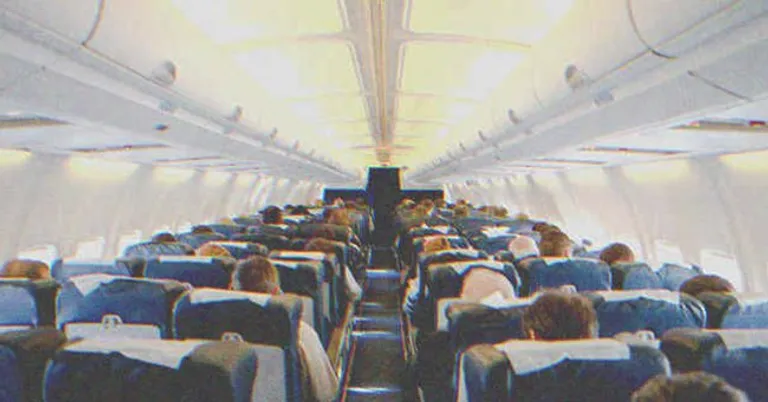 Pasajeros sentados en los asientos de un avión. | Foto: Shutterstock