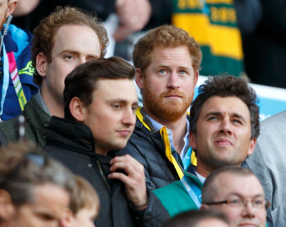 Tom Inskip, Charlie van Straubenzee, le prince Harry et Thomas van Straubenzee assistant à la demi-finale de la Coupe du monde de rugby 2015 entre l'Argentine et l'Australie au stade de Twickenham, le 25 octobre 2015 à Londres, en Angleterre. | Source : Getty Images
