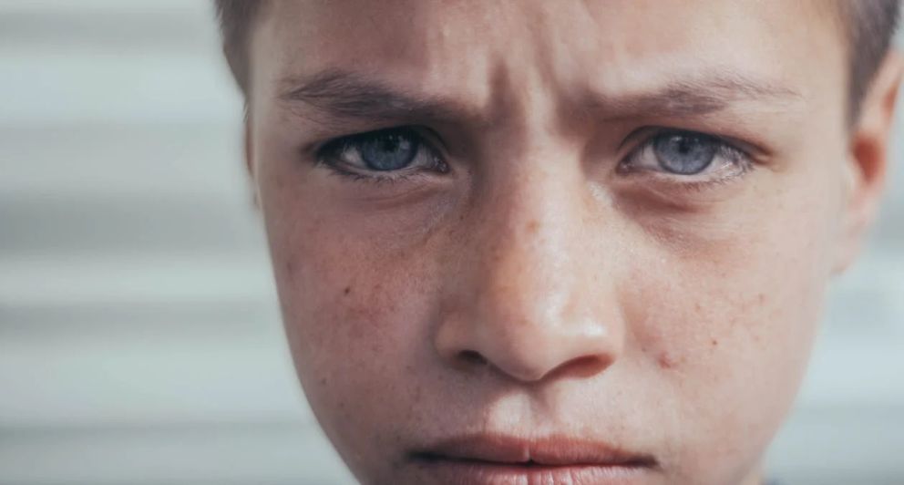 Un niño con rostro triste. | Foto: Pexels