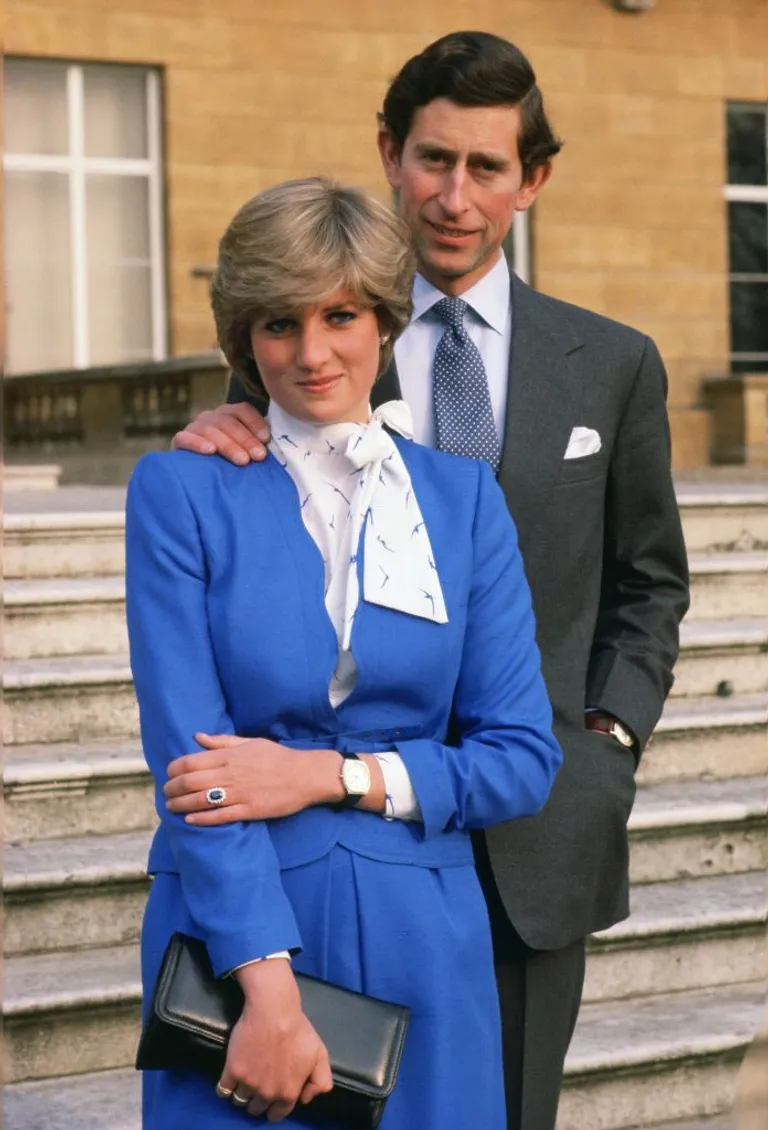 Lady Diana Spencer révèle sa bague de fiançailles en saphir et diamant alors qu'elle et le prince Charles posent pour des photos dans l'enceinte du palais de Buckingham le 24 février 1981 | Photo : Tim Graham Photo Library/Getty Images