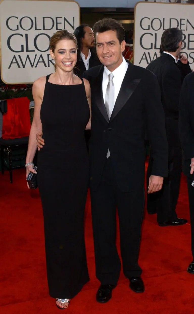Denise Richards y Charlie Sheen en los Globos de Oro, el 20 de enero de 2002 en Beverly Hills, California. | Foto: Getty Images