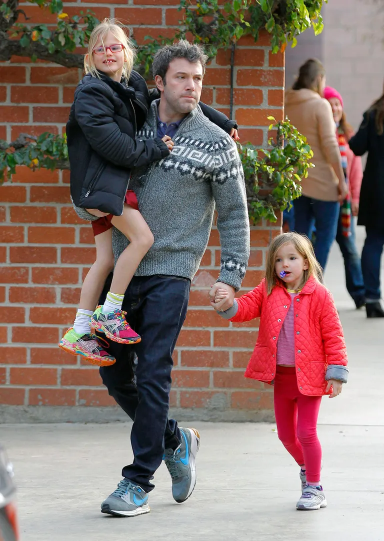 Ben Affleck et ses filles, Violet et Seraphina Affleck, sont vus quittant le parc le 08 décembre 2013 à Los Angeles, en Californie. | Photo : Getty Images