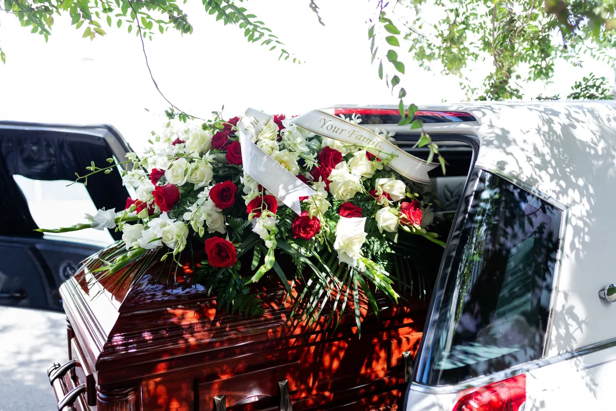 Photo of a brown coffin | Source: Unsplash