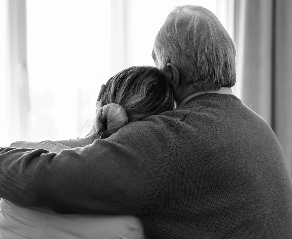 Un hombre mayor abrazando a una mujer. | Foto: Pexels