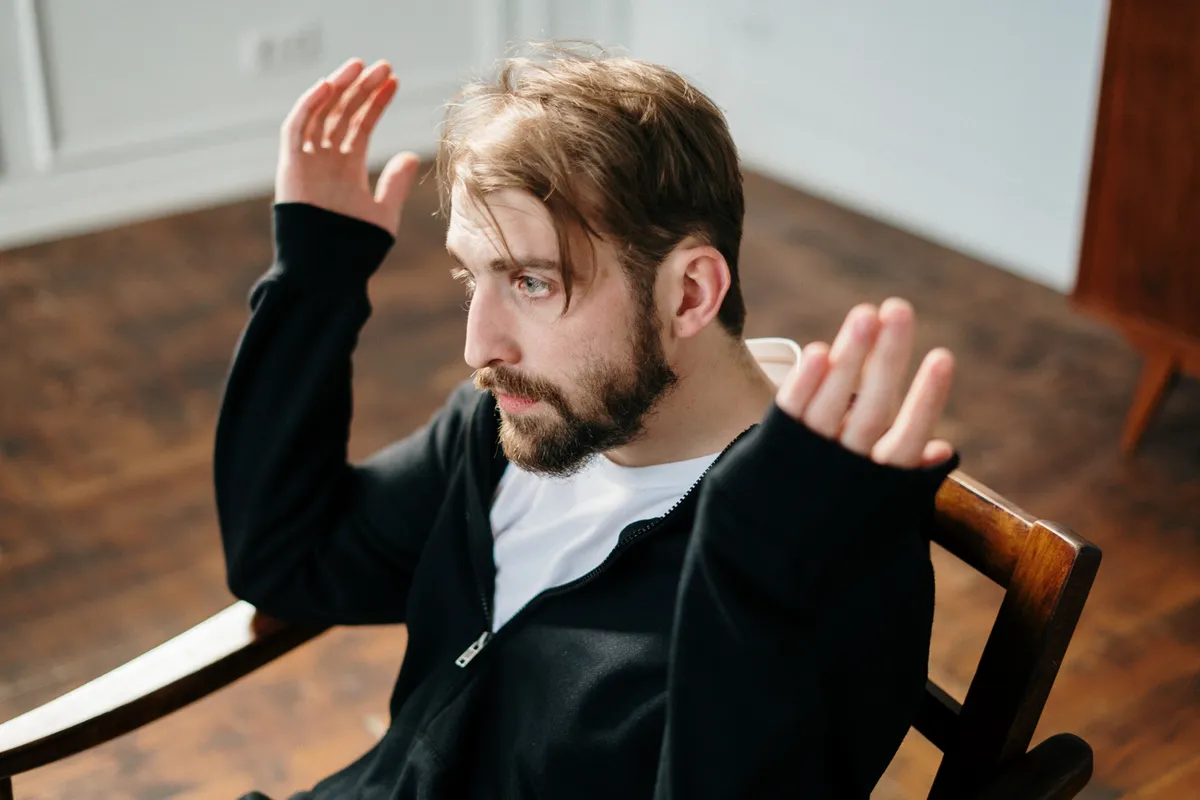 Alan ne savait pas ce qui se passait chez lui. | Source : Pexel