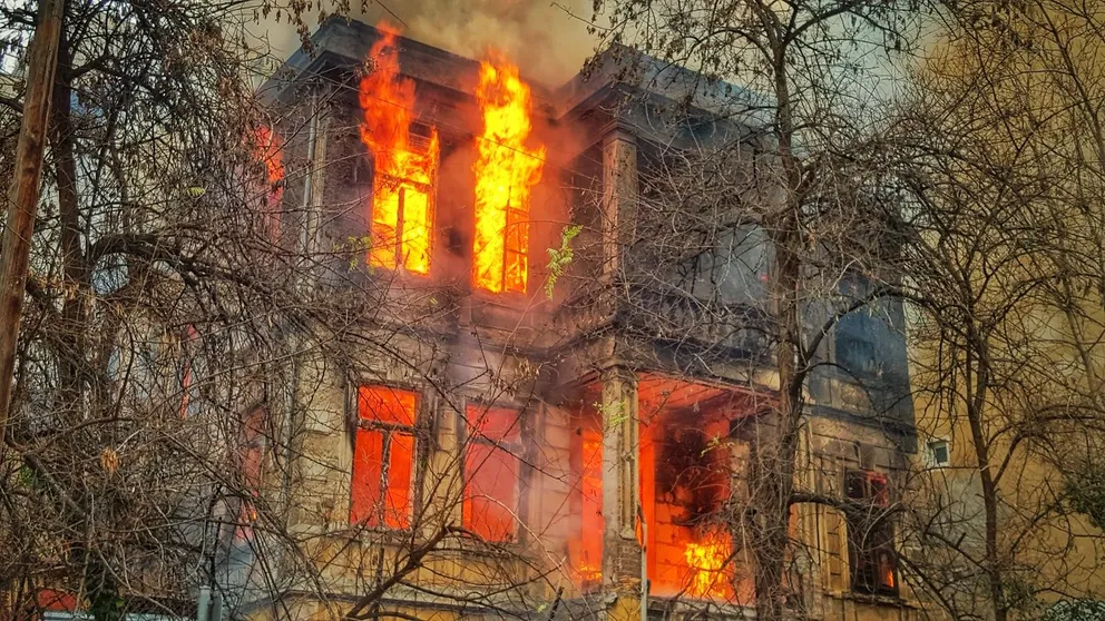 Un incendie contrôlé a brûlé la maison et détruit les dangereuses moisissures | Source : Unsplash