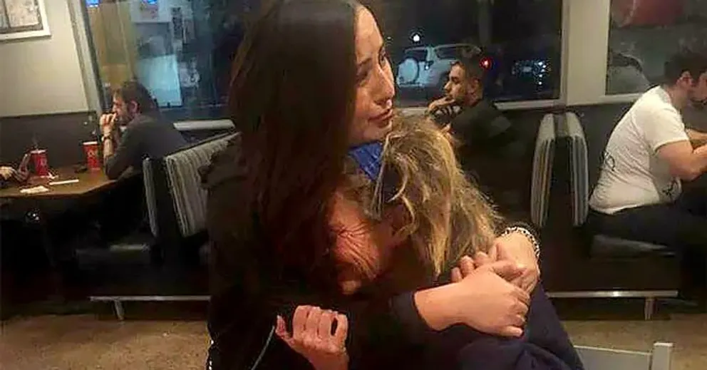 Femme sans visage pleurant dans les bras de Carmen Mendez.┃Source : facebook.com/carmen.mendez.39142