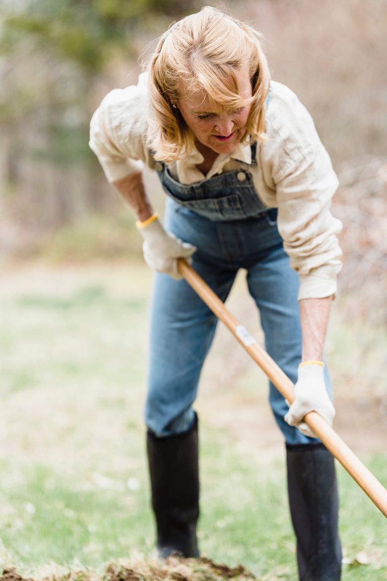 Una mujer trabajando en un jardín. | Foto: Pexels