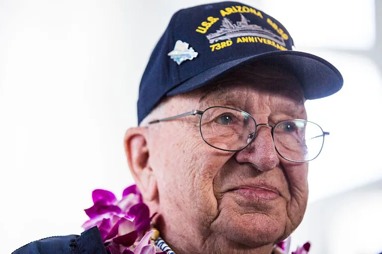 Lauren Bruner en un servicio para conmemorar el 73 aniversario del ataque a Pearl Harbor. | Foto: Getty Images