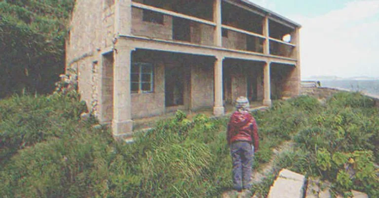 Niño parado frente a una vivienda en construcción. | Foto: Shutterstock