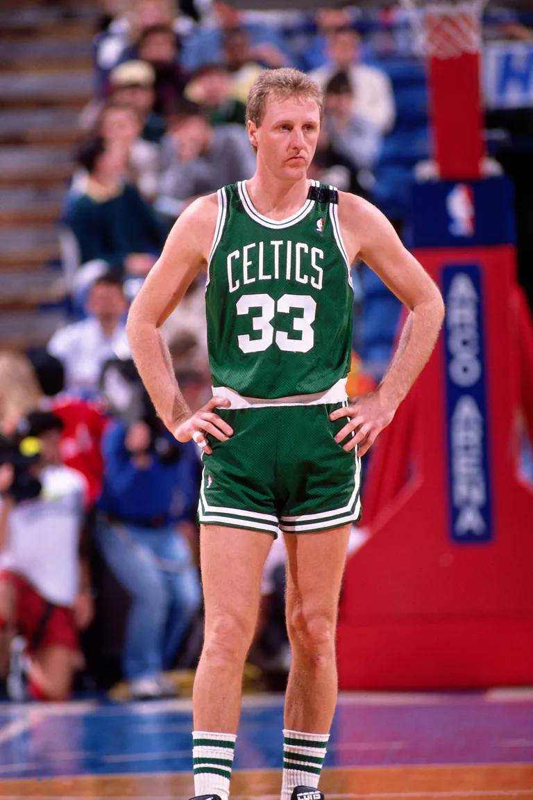 Larry Bird lors du match entre les Boston Celtics et les Sacramento Kings le 27 décembre 1990 à l'Arco Arena de Sacramento, en Californie | Source : Getty Images