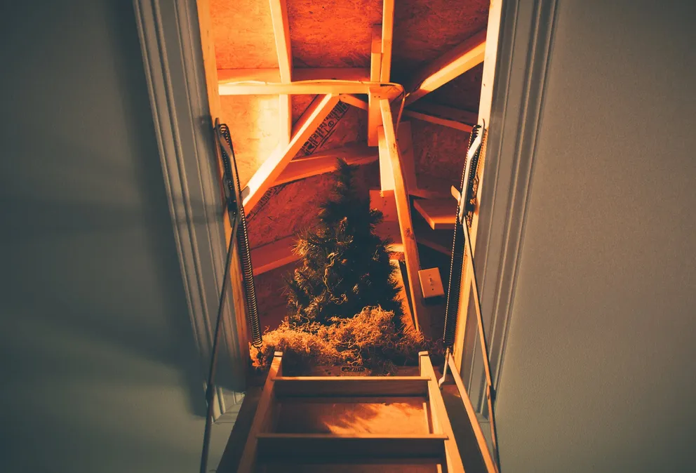 Una escalera hacia un ático iluminado. | Foto: Pexels