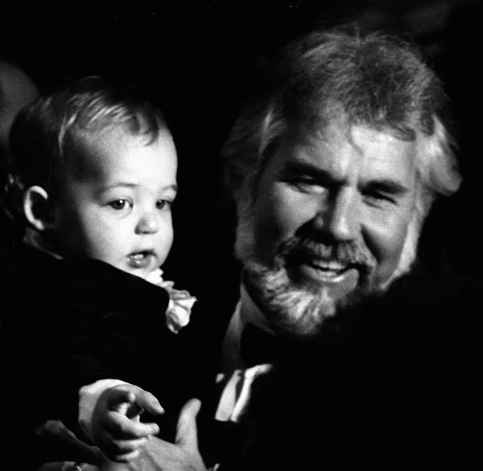 Kenny Rogers y su hijo Christopher Cody Rogers en la décima edición de los American Music Awards, el 17 de enero de 1983 en Los Ángeles, California. | Foto: Getty Images