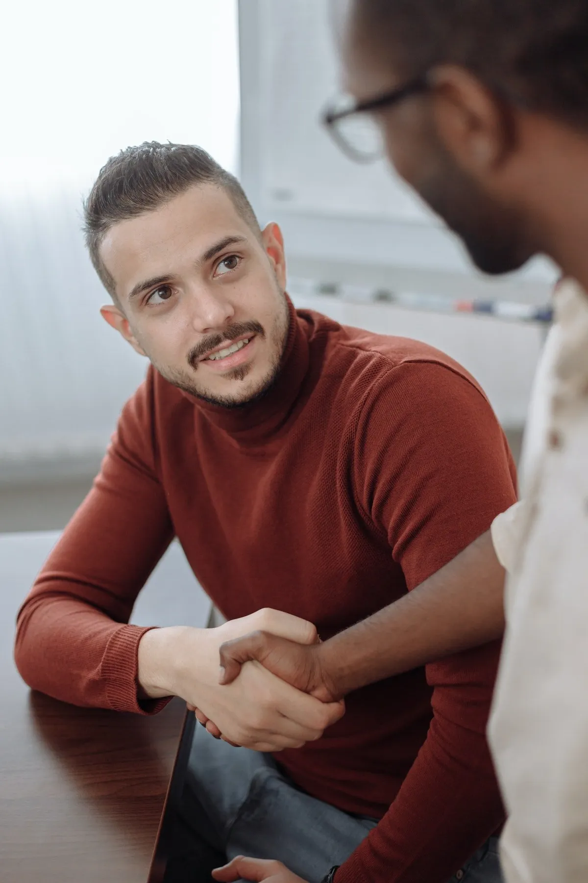 Zwei Männer beim Händeschütteln | Quelle: Pexels
