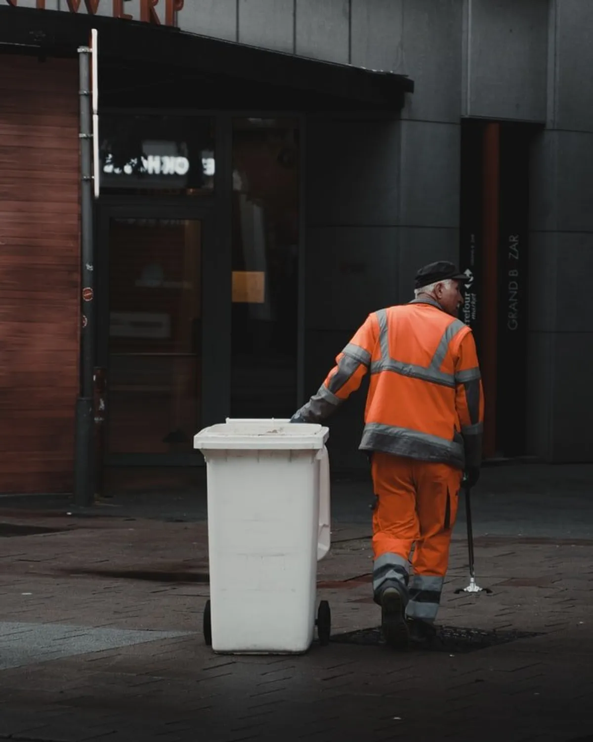 Hombre sacando la basura. | Foto: Unsplash