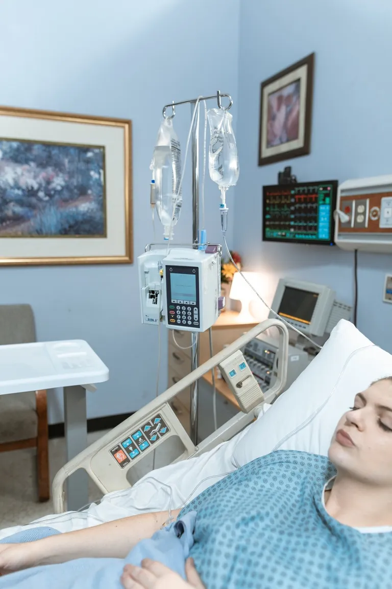 Una mujer acostada en una cama de hospital. | Foto: Pexels