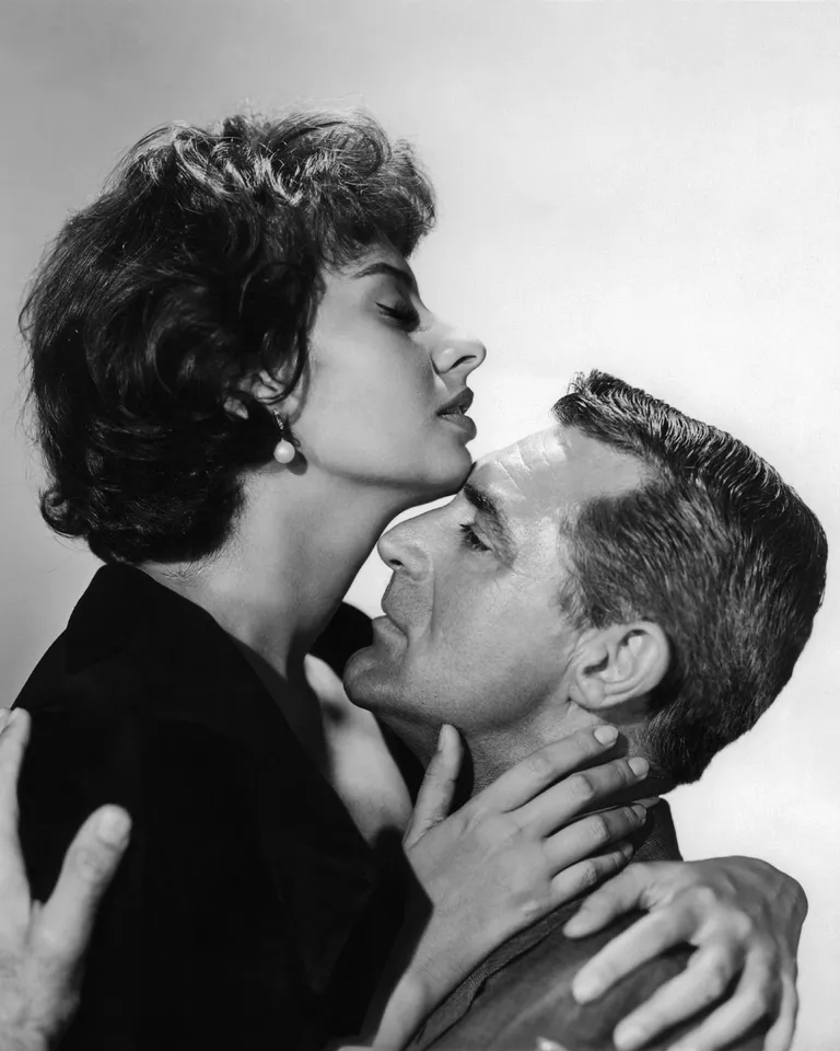 L'acteur Cary Grant dans le rôle de Tom Winters et l'actrice Sophia Loren dans le rôle de Cinzia Zaccardi dans le film "Houseboat", 1958. | Photo : Getty Images