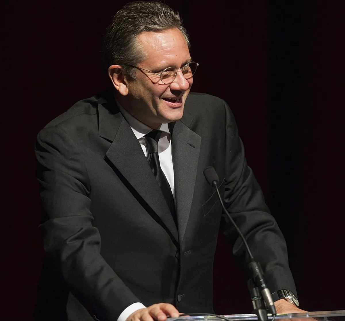 Sean Hepburn Ferrer presents Margaret Alkek Williams with The UNICEF Audrey Hepburn Society Ball Philanthropic Award at the Wortham Center Brown Theater on September 6, 2013 | Photo: Getty Images