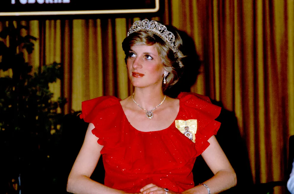 La princesse Diana porte la tiare de la famille Spencer et une robe de Bruce Oldfield le 30 mars 1983 | Photo : Getty Images