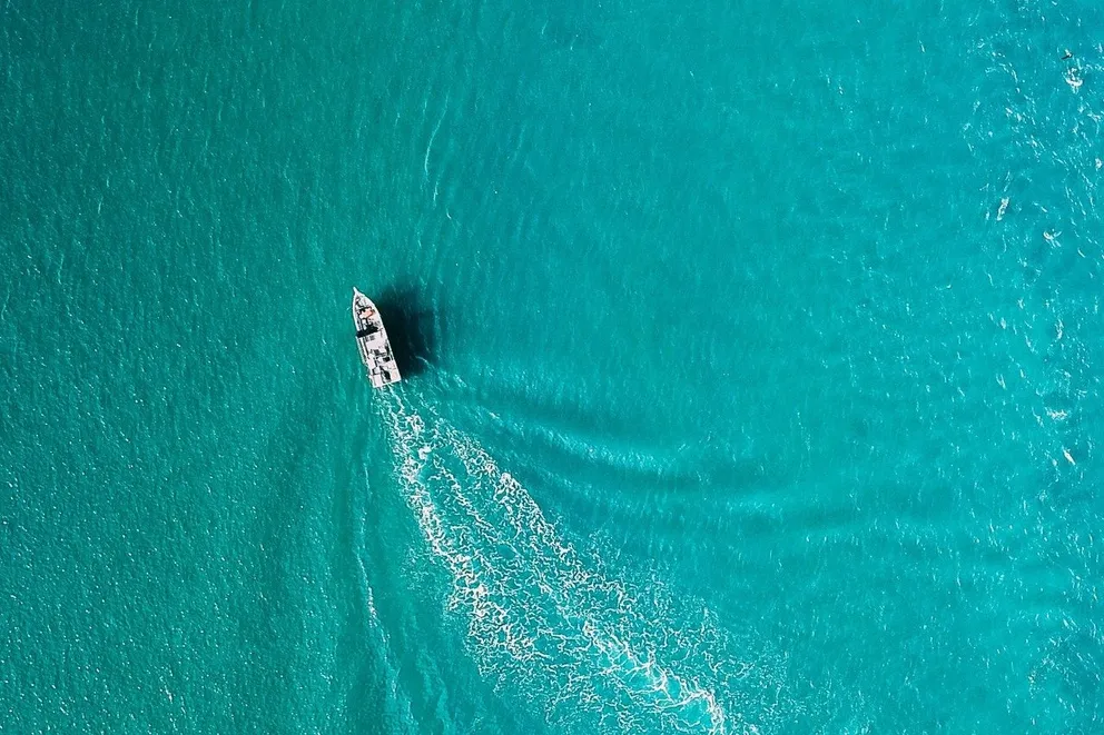 Bote navegando en las aguas cristalinas. | Foto: Pexels
