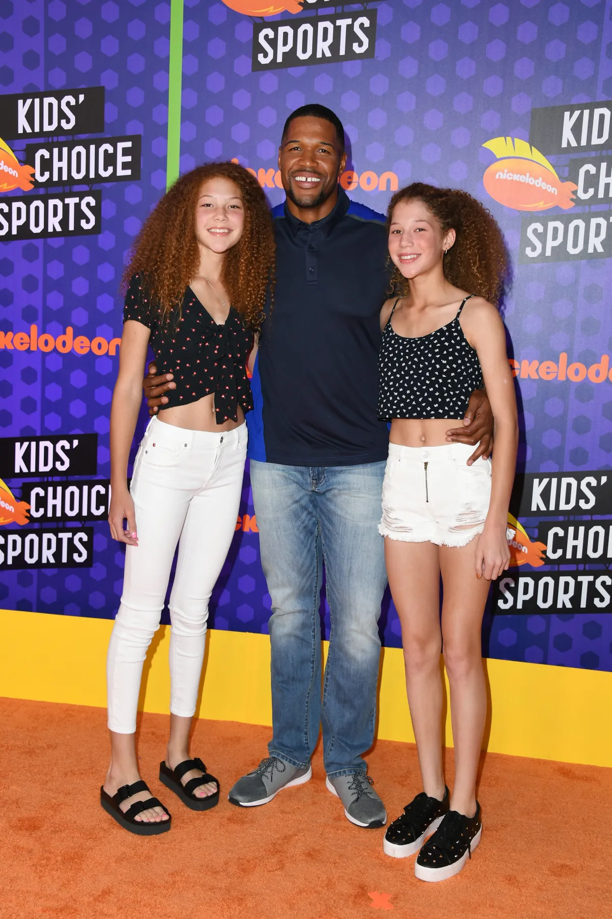 Michael Strahan and his twin daughters Isabella Strahan and Sophia Strahan at the Nickelodeon Kids' Choice Sports 2018 in Santa Monica, California | Photo: Getty Images