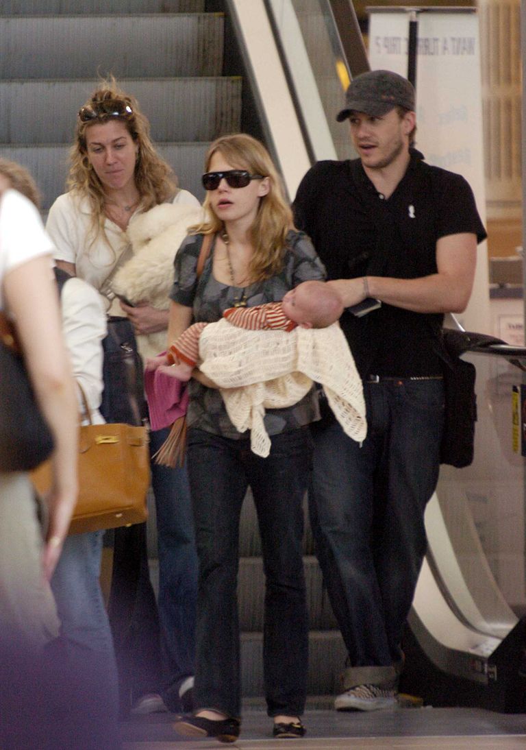 L'acteur Heath Ledger avec sa femme Michelle Williams et sa fille Matilda Rose Ledger quittent l'aéroport international de Sydney pour leur maison de New York le 14 janvier 2006 à Sydney, en Australie. | Source : Getty Images