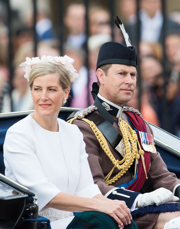 Le prince Edward, comte de Wessex, et Sophie, comtesse de Wessex, montent en calèche pendant le Trooping the Colour, qui marque cette année le 90e anniversaire officiel de la reine, au Mall, le 11 juin 2016 à Londres, en Angleterre. | Source : Getty Images
