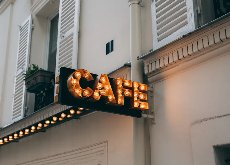 Cartel con luces de un Café. | Foto: Pexels