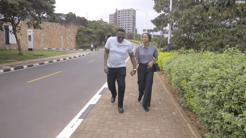 Ndayisenga et Debora marchant ensemble. | Photo : YouTube.com/Afrimax English