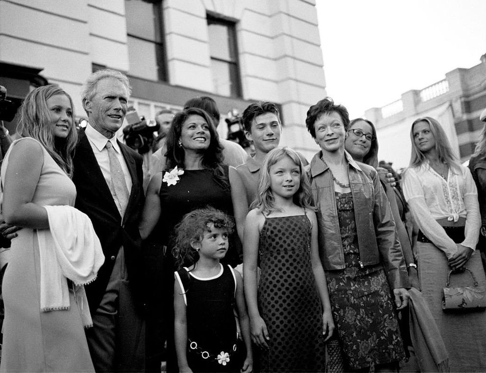 Clint Eastwood con su esposa Dina Ruiz, sus hijos y su ex esposa Frances Fisher. | Foto: Getty Images