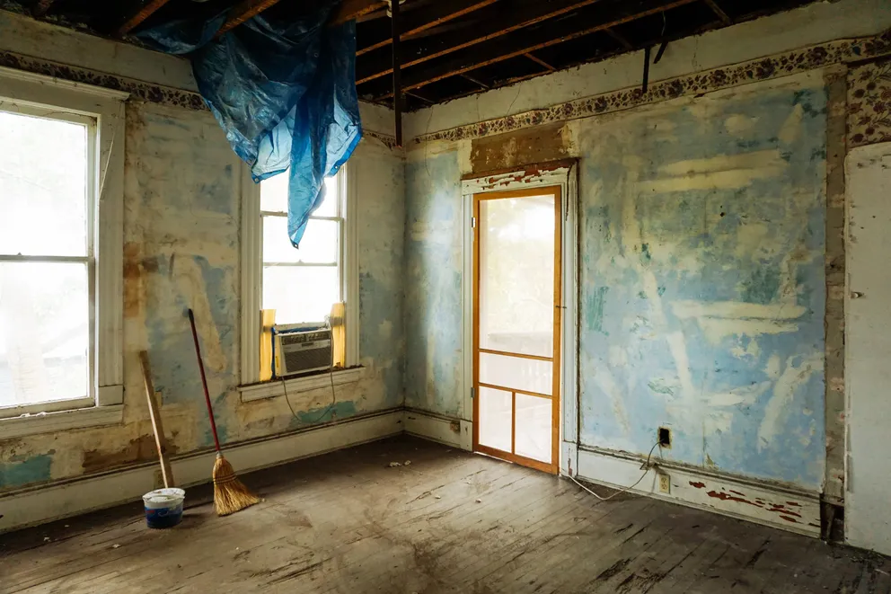 Una casa vieja con las paredes y los pisos deteriorados. | Foto: Pexels