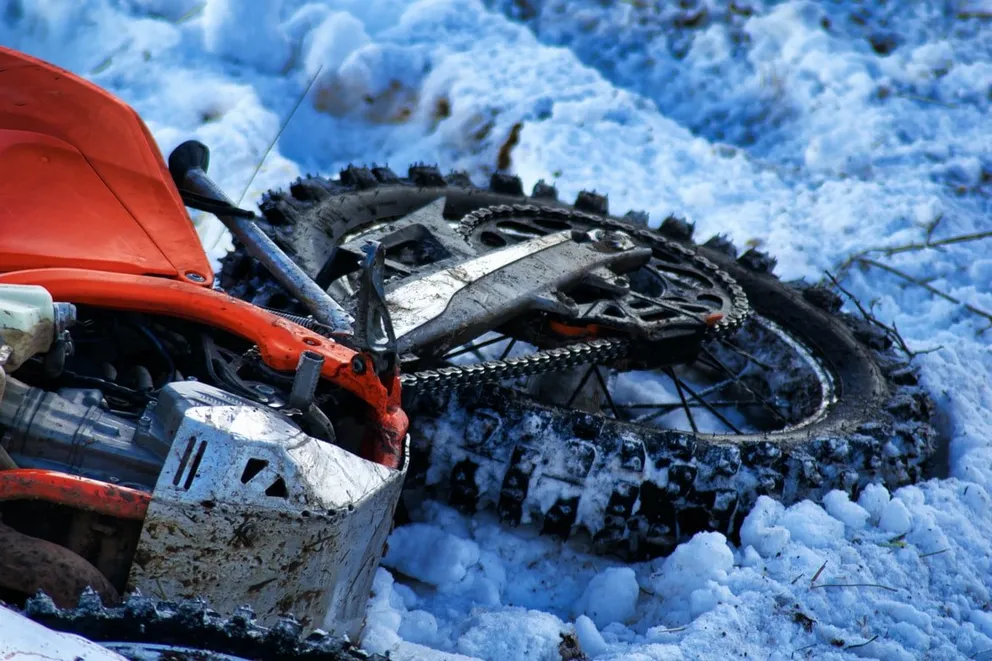 Una motocicleta tirada sobre la nieve. | Foto: Unsplash